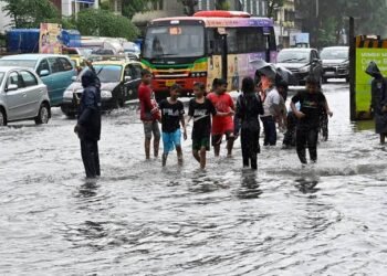 Mumbai Rains Live: Traffic, Local Trains and Flight Updates to Watch