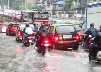 Mumbai Monsoon Alert: Heavy Rain Disrupts Traffic and Daily Life