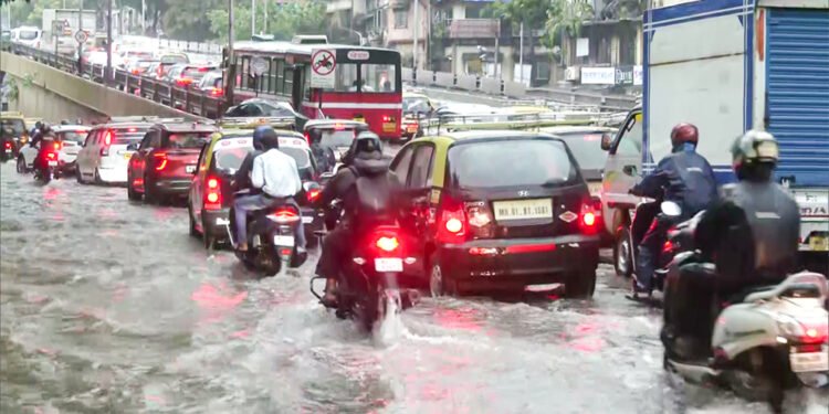 Mumbai Monsoon Alert: Heavy Rain Disrupts Traffic and Daily Life