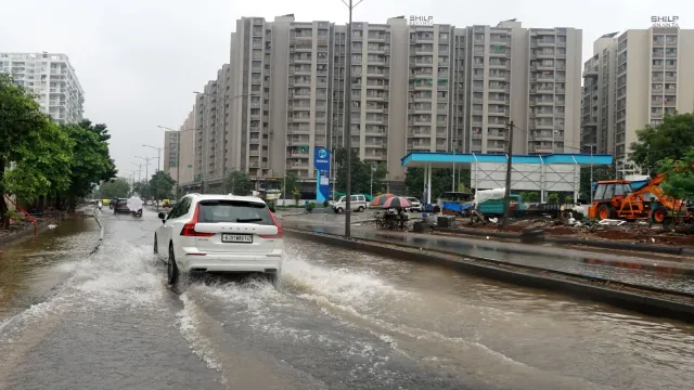 Rain, Roads and Civic Challenges Before India’s Festive Season
