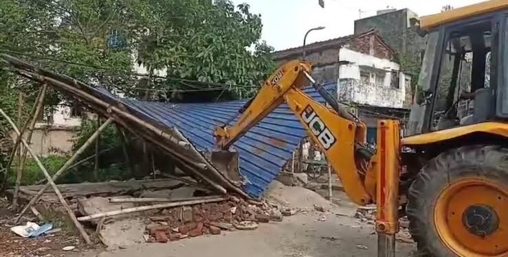 From Siliguri Tower Rescue to Viral Metro Stunts: India’s Bizarre Moments